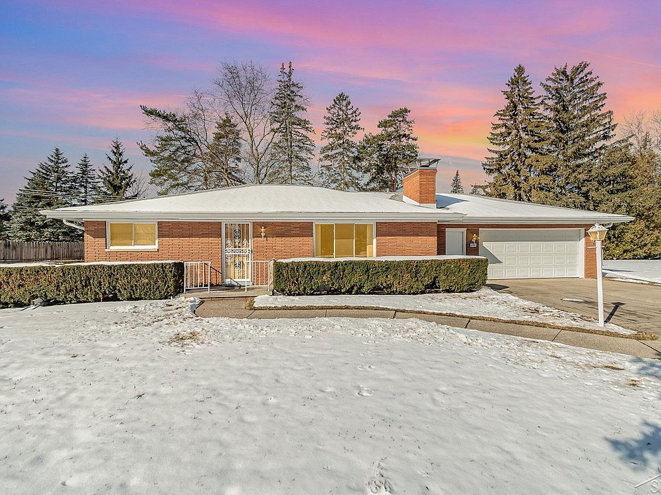 1st image of 2711 Lochmoor Pl