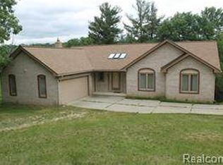 3326 Indian Lake Rd, Oxford, MI 48370