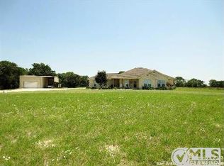 860 Lake Valley Dr, Stockdale, TX 78160