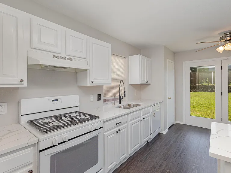 1121 Charlotte Dr — Photo 10