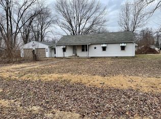 590 Sherman St, Carlyle, IL 62231