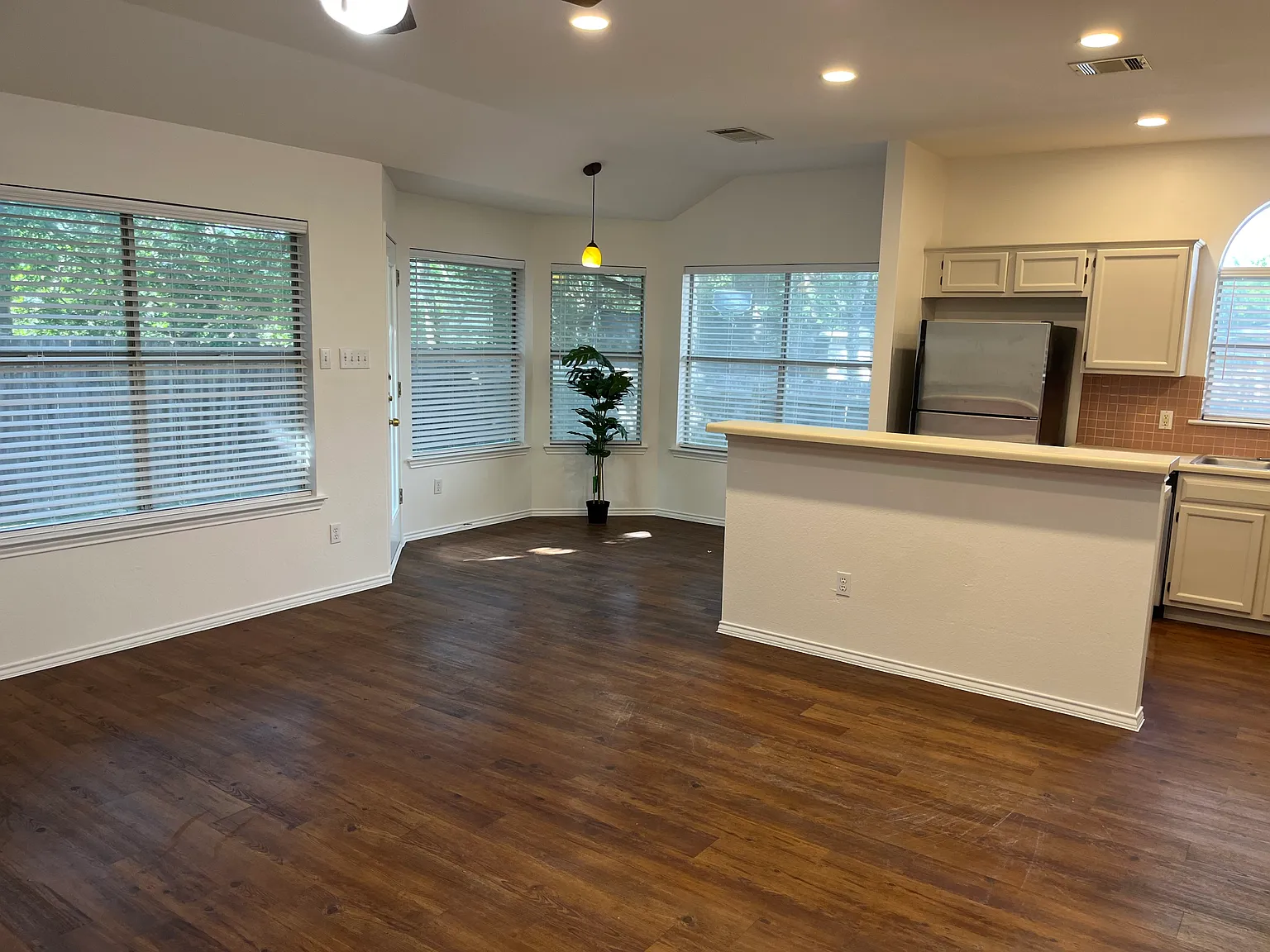 3 bed, 2.5 bath, 2089 sqft, $2,195 — Photo 3