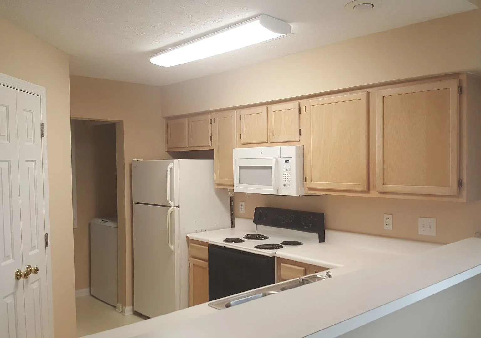3rd Floor 2 Bedroom in River Oaks — Photo 2