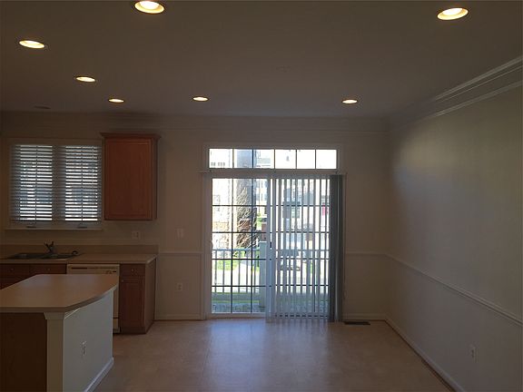 3rd image of 4667 Carisbrooke Ln