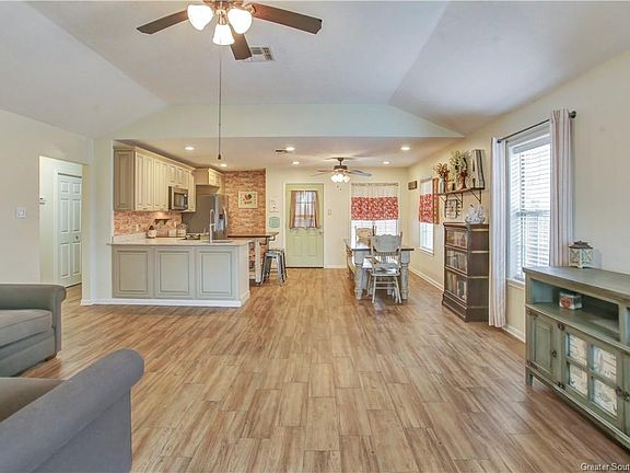 4th image of 1824 N Tallowood Dr