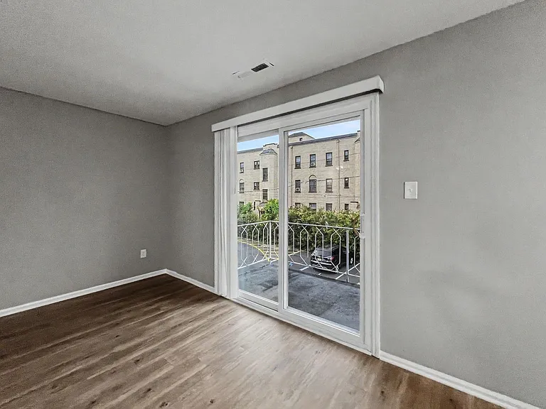 200 E Maple Ave — Photo 7