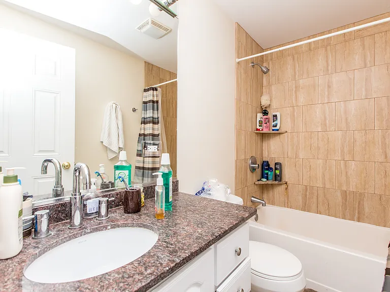 1621 N Honore St #3R — Photo 8