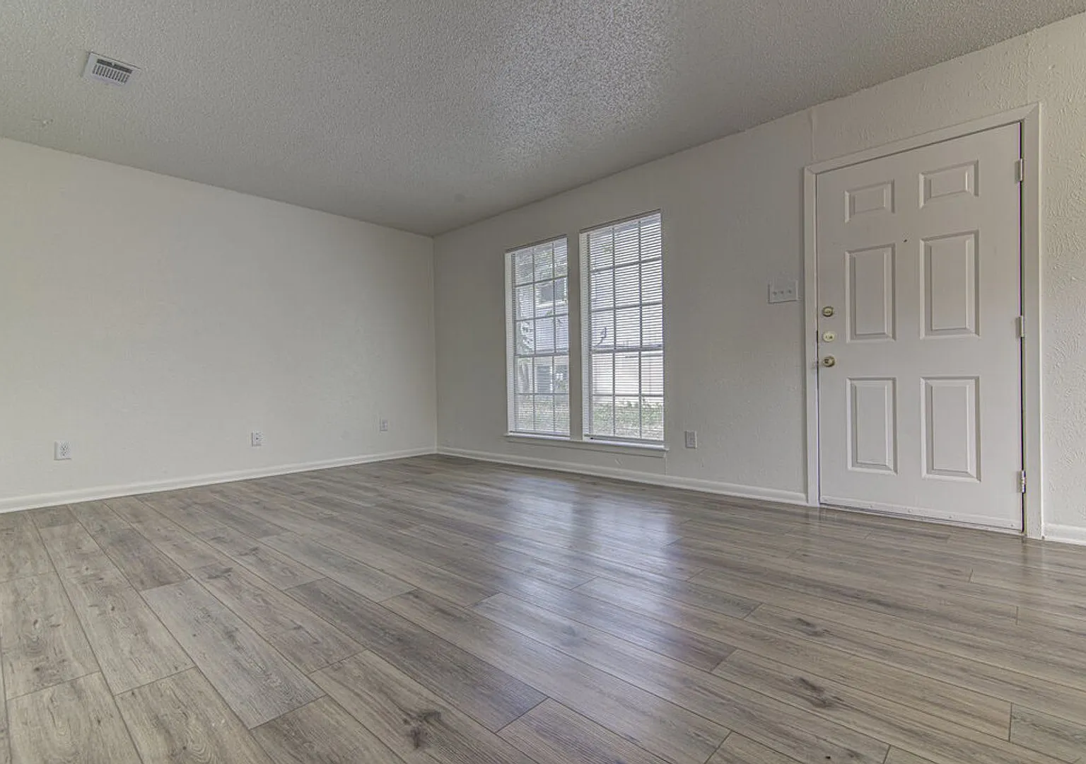 404 W Dittmar Rd — Photo 4
