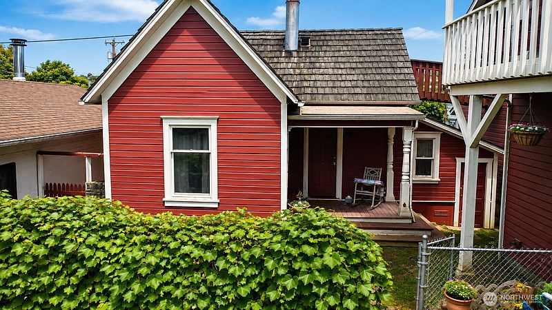 3rd image of 3520 Everett Avenue