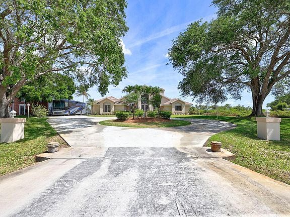 3rd image of 757 SE Hidden River Drive