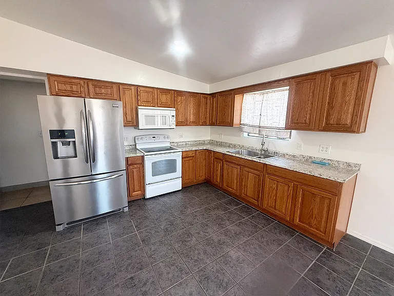 4344 N Iroquois Ave — Photo 5