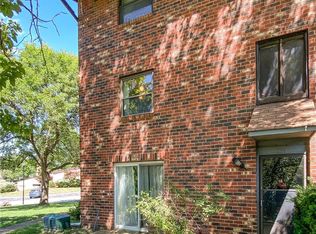 331 Carmel Woods Dr, Ballwin, MO 63021