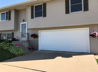 4966 Northrange Ct, Dubuque, IA 52002