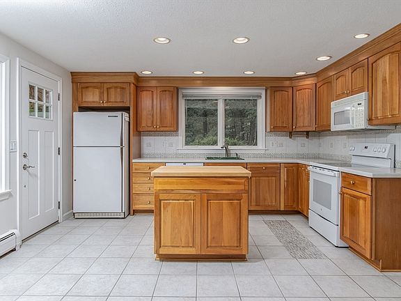 4th image of 551 Old Dunstable Rd