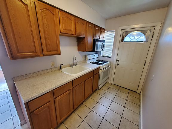5th image of 99 N Hampton Rd APT D