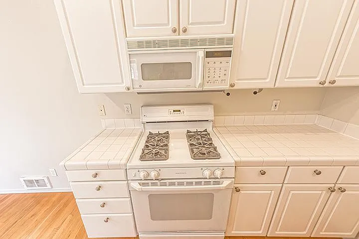 2012 NW Lovejoy St #2 — Photo 10