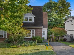 16 Melanie Cres, Ottawa, ON K2L2E5