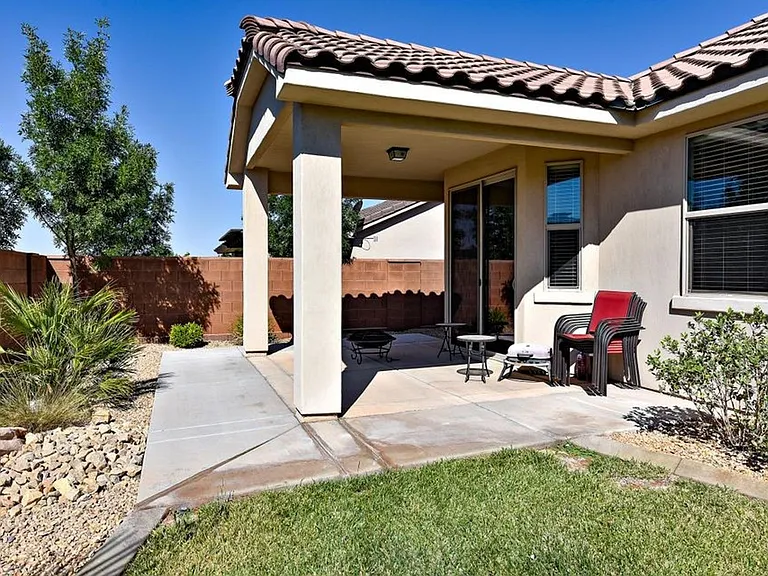 262 E Munich Dr — Photo 12