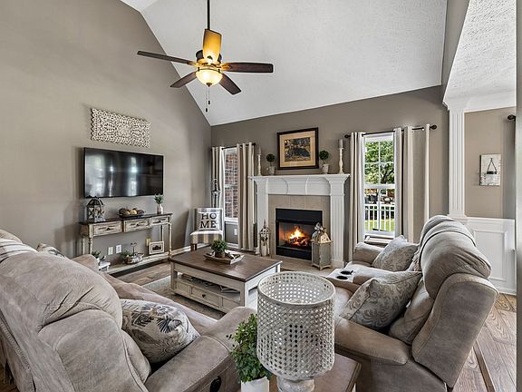 3rd image of 521 Dallas Ct