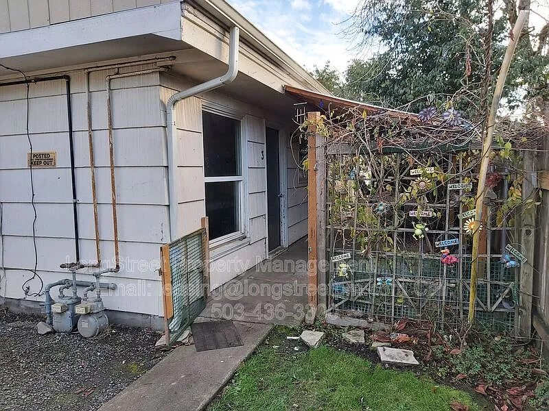 350 SE Lilly Ave #4