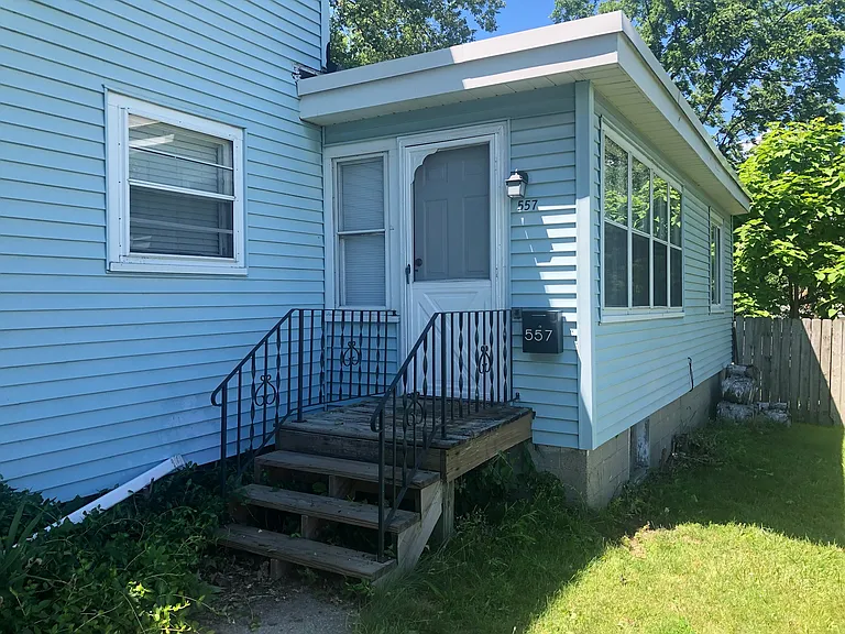 557 Walnut St NE #1 — Photo 4