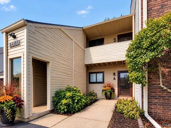 24156 Parke Ln APT B, Grosse Ile, MI 48138