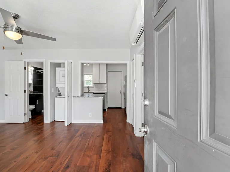 342 W Culver St #7 — Photo 2