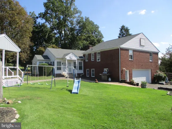 8998 Pine Rd, Philadelphia, PA 19115