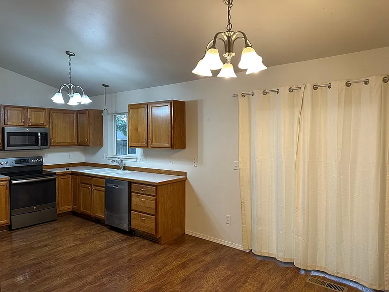 571 Cedarbrook Dr — Photo 4