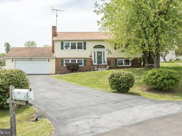 121 Downing Cir, Stephens City, VA 22655