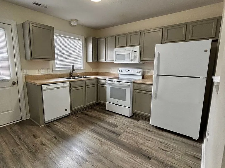 207 Ashwood Dr — Photo 3