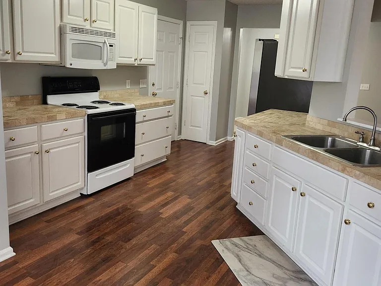 370 Sandhills Cir — Photo 7