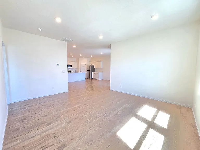 5711 W Georgetown Ln — Photo 9