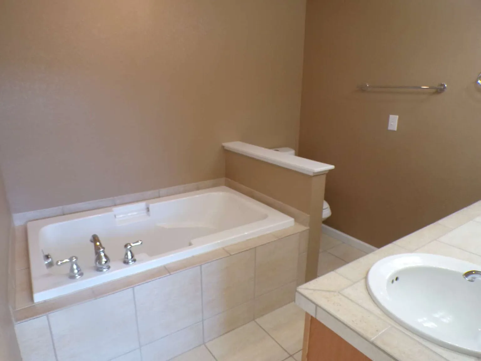 3 bed, 2.5 bath, 1826 sqft, $2,895 — Photo 3