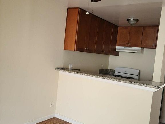 5th image of 830 N El Molino Ave #26