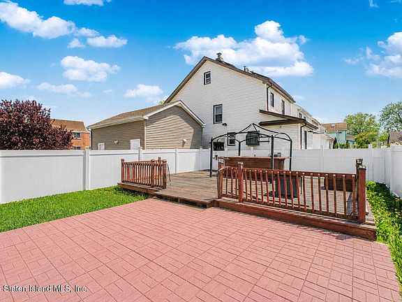 4th image of 16616 116th Ave