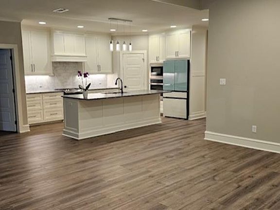 2nd image of 16 Woodlands Park Ln