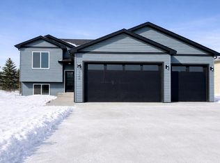 324 7th Ave SW, Surrey, ND 58785