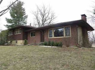 10 Forest Hills Dr, Lincoln, IL 62656