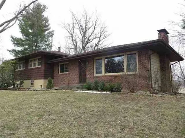 10 Forest Hills Dr, Lincoln, IL 62656