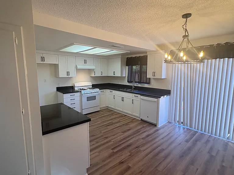 654 Woodcrest Dr #B — Photo 2
