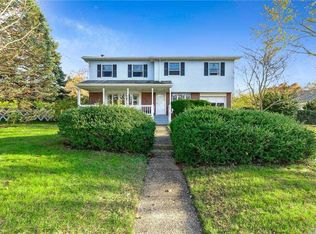 17 Trout St, Oakdale, NY 11769