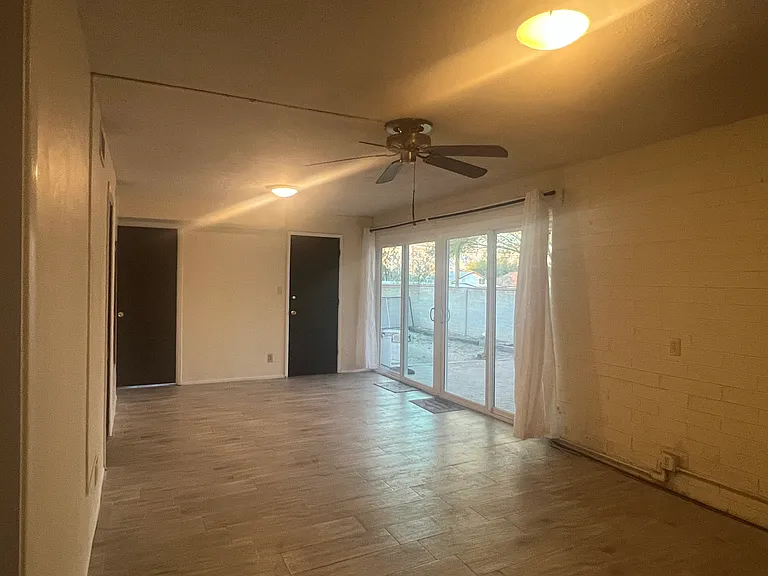 1421 E Elm St — Photo 13
