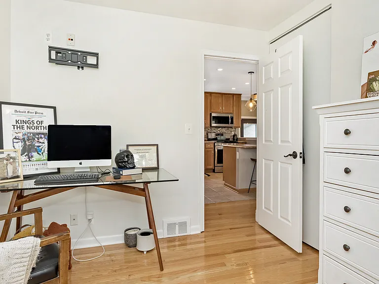 905 Parliament Ave — Photo 17