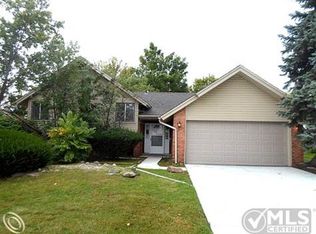 20069 Willowick Dr, Southfield, MI 48076