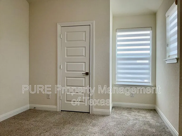 1008 Brenham Ln — Photo 28
