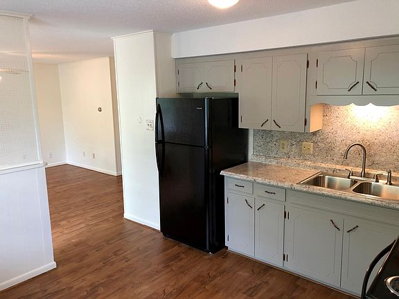 2nd image of 407 N Van Buren St APT C