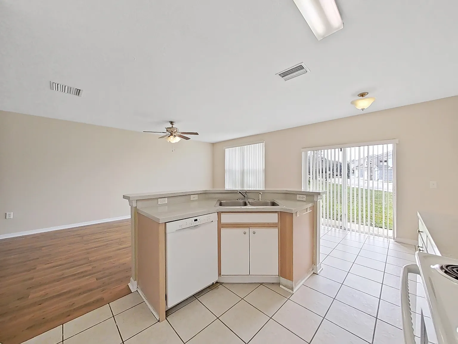 3 bed, 2.5 bath, 1578 sqft, $2,100 — Photo 3