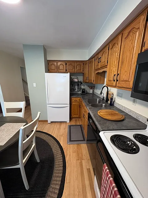 2 bed, 1100 sqft, $2,200 — Photo 1
