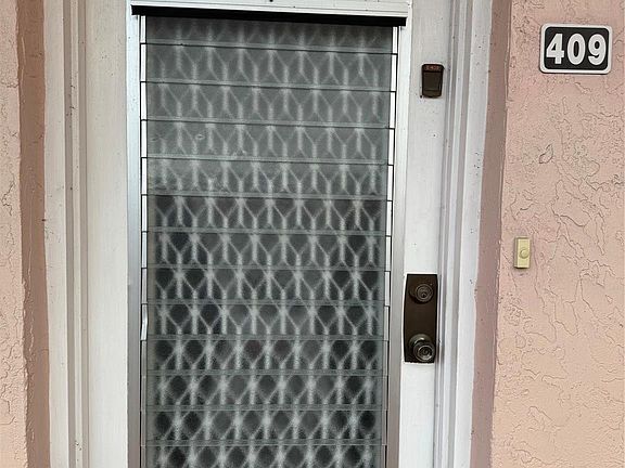 5th image of 2851 Somerset Drive #409